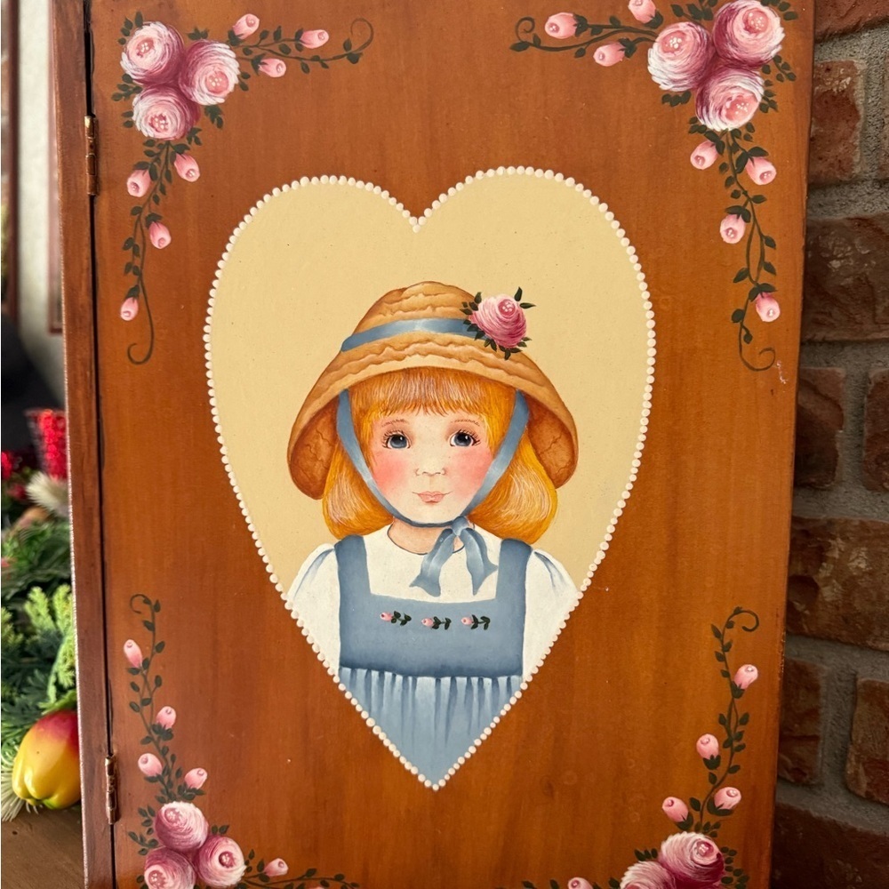 Rare Vintage 1971 Handmade Amish Girl Heart-Shaped Folk Art Wood Box Collectible - Picture 2 of 8